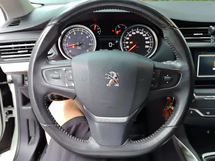 Peugeot 408 2015 — фото 15