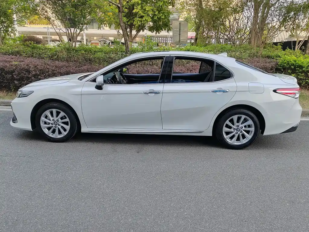 Toyota Camry 2023 — фото 4