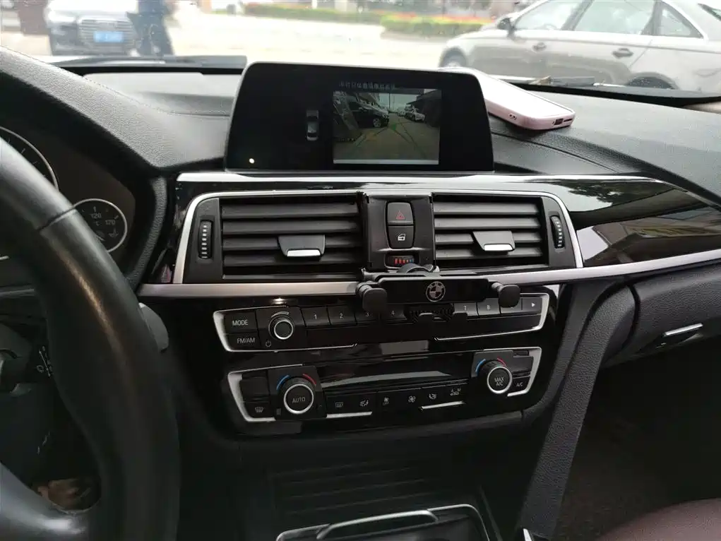 BMW 3 Series 2018 — фото 13