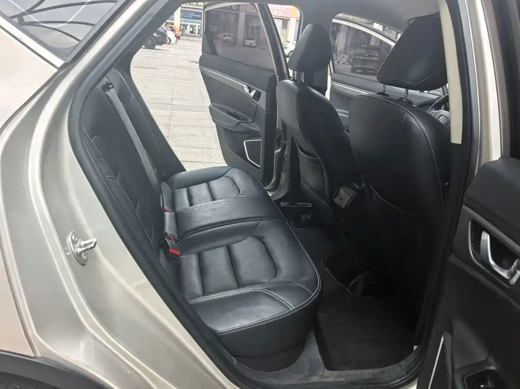 Geely Emgrand GS 2018 — фото 11