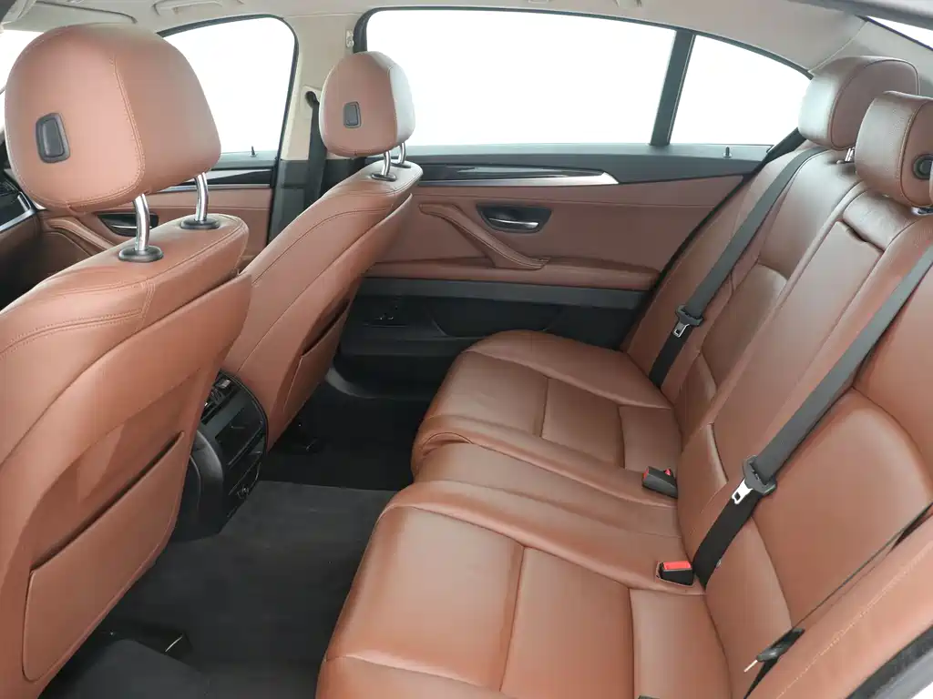 BMW 5 Series 2015 — фото 11