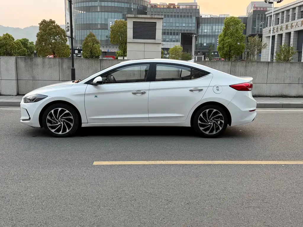 Hyundai Elantra 2020 — фото 10