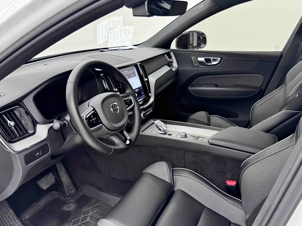 Volvo XC60 2023 — фото 14