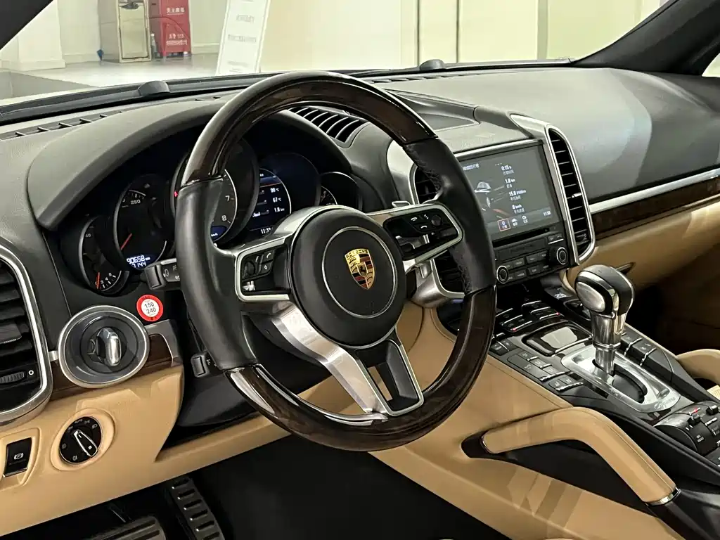 Porsche Cayenne 2017 — фото 15