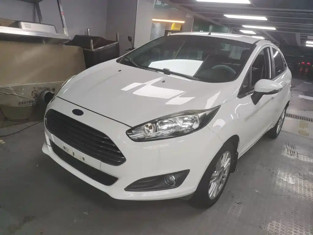 Ford Fiesta 2015 — фото 1