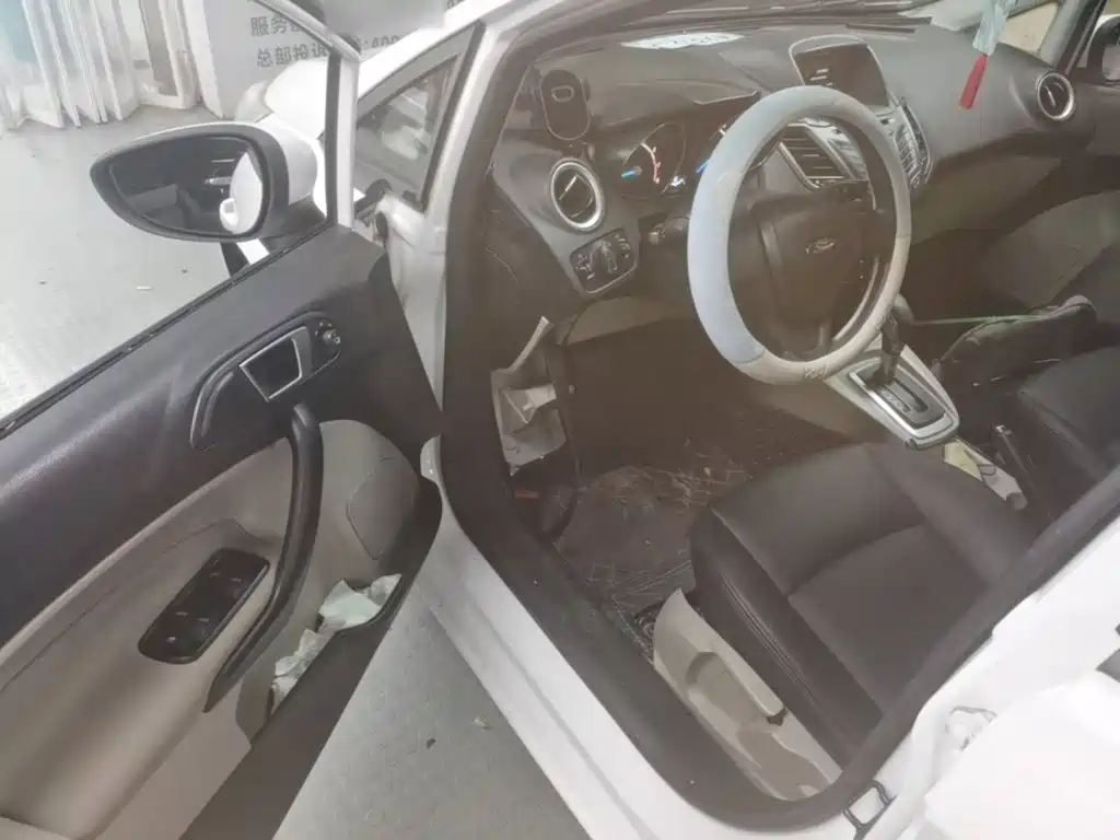 Ford Fiesta 2015 — фото 16