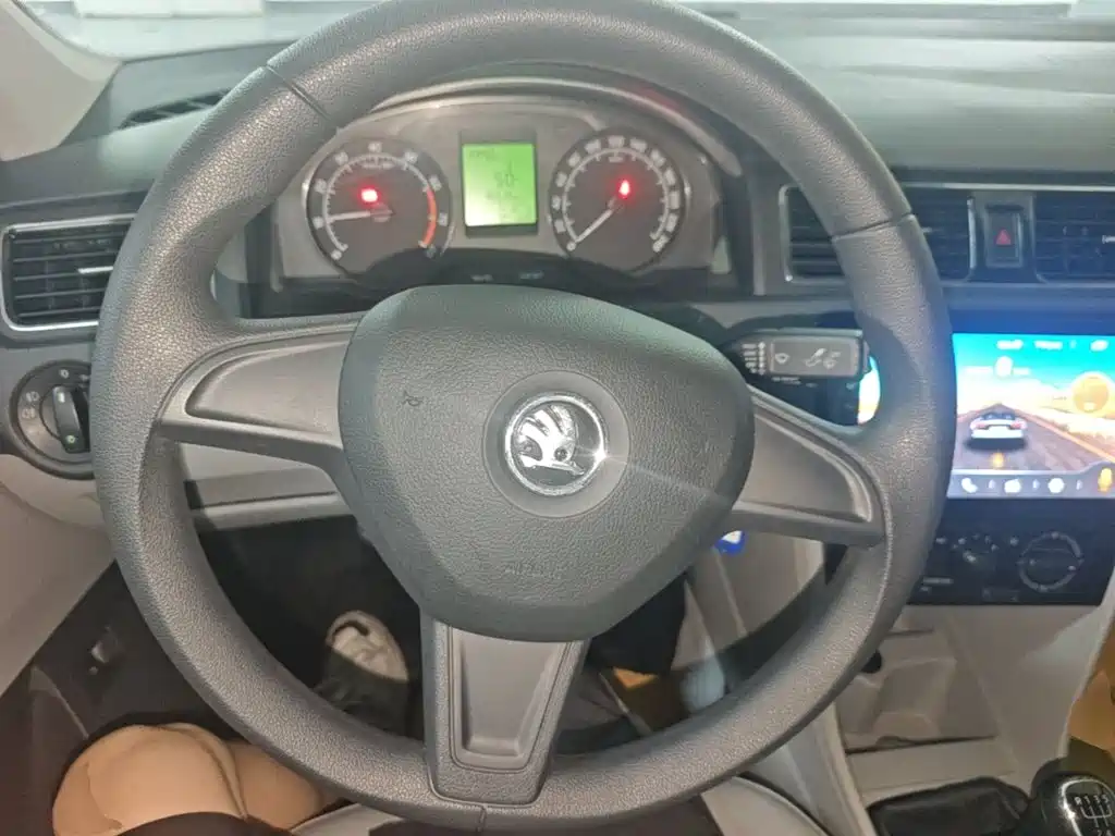 Skoda Rapid 2016 — фото 11