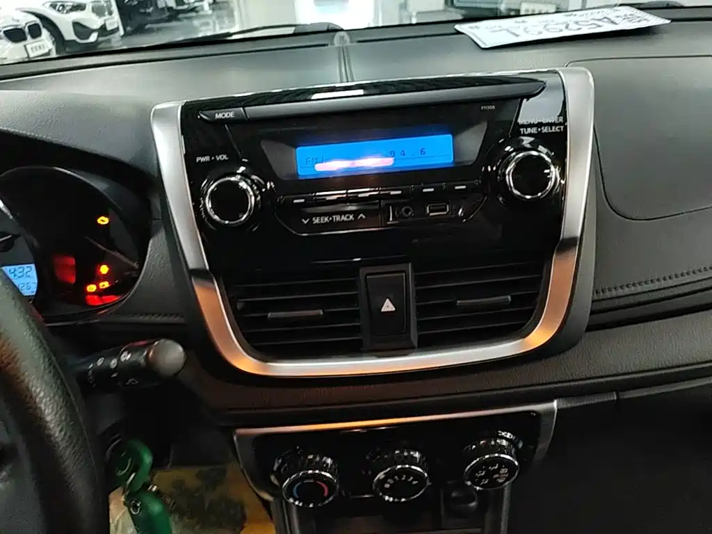 Toyota Yaris L 2017 — фото 13
