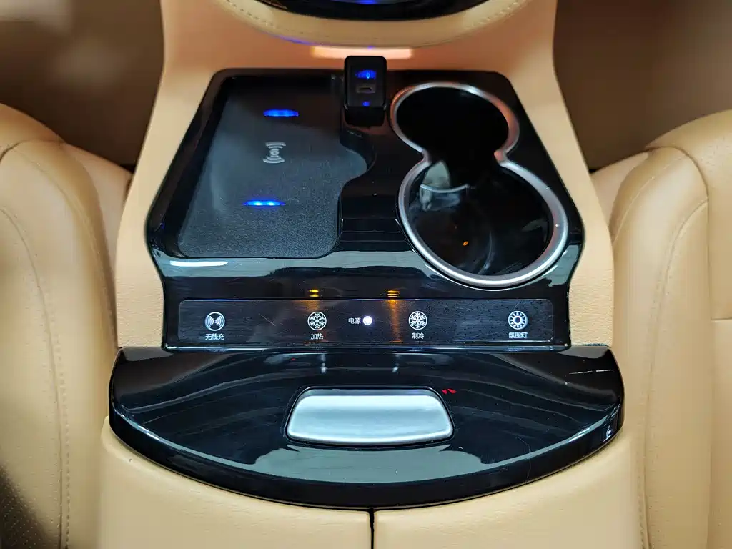 Mercedes-Benz V-Class 2018 — фото 19