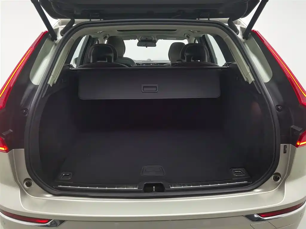 Volvo XC60 2018 — фото 16
