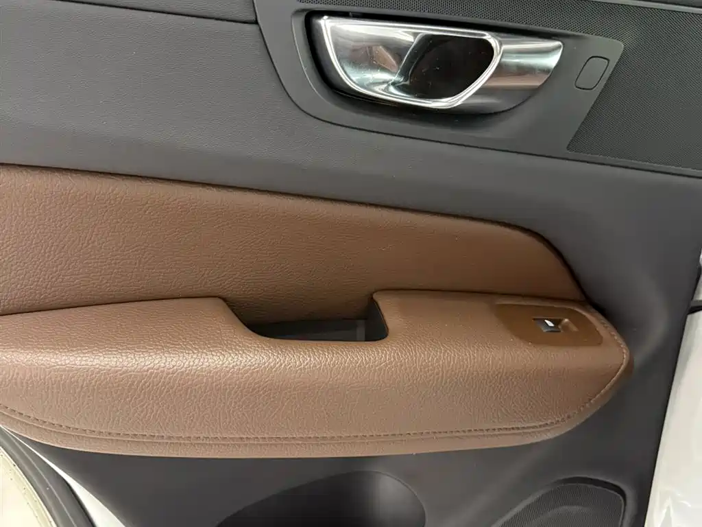 Volvo XC60 2020 — фото 14