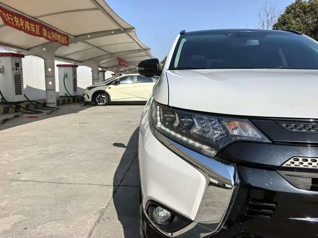 Mitsubishi Outlander 2022 — фото 22