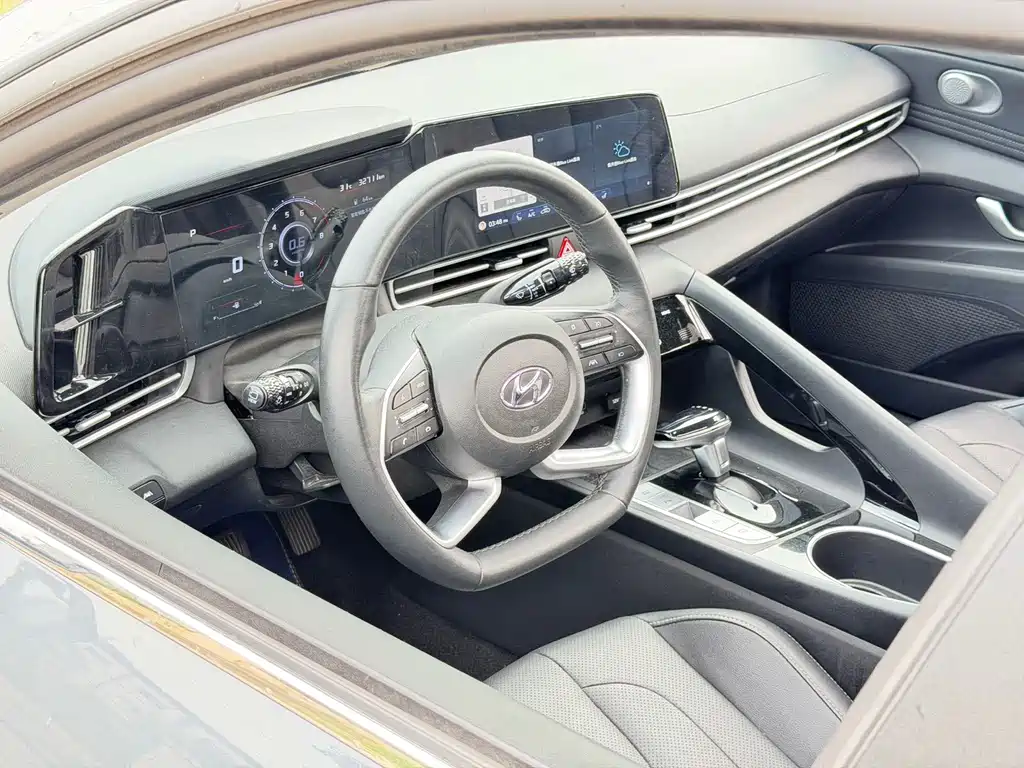 Hyundai Elantra 2023 — фото 17