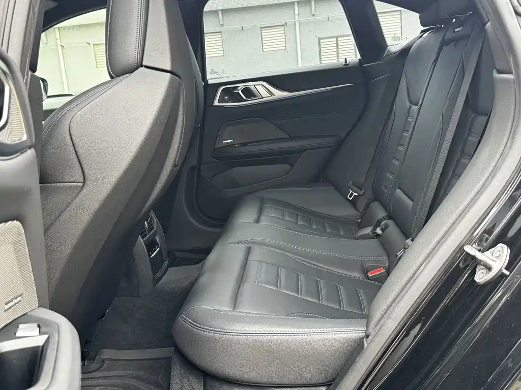 BMW i4 2023 — фото 11