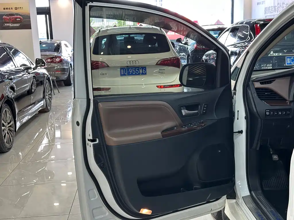 Toyota Sienna 2019 — фото 20