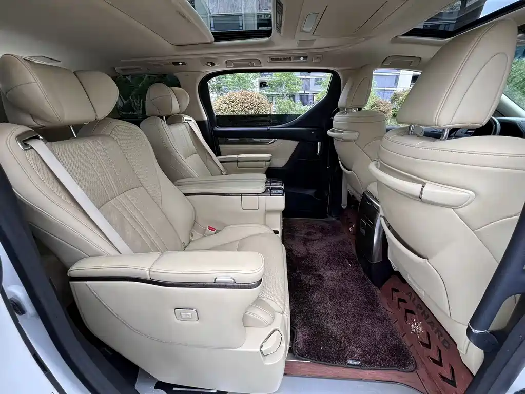 Toyota Alphard 2023 — фото 12