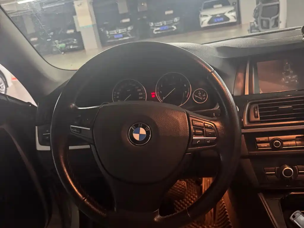BMW 5 Series 2012 — фото 9