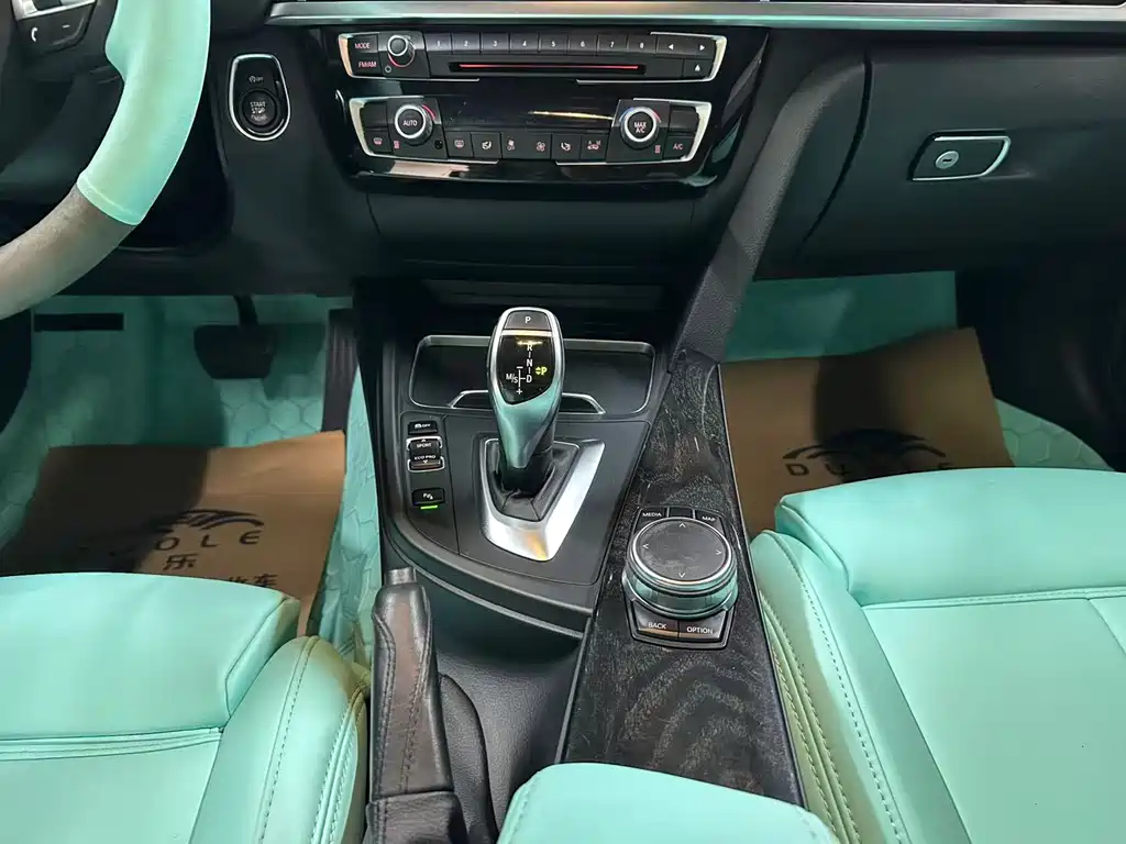 BMW 3 Series 2018 — фото 12