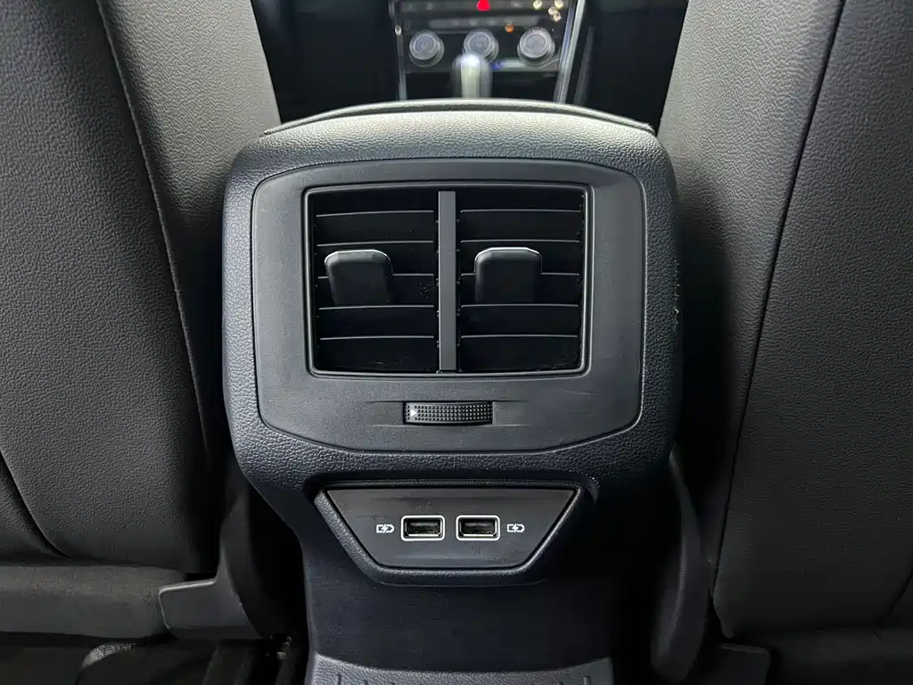 Volkswagen T-Roc 2023 — фото 12