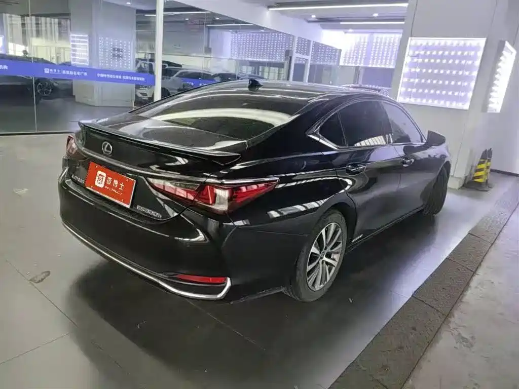 Lexus ES 2019 — фото 13