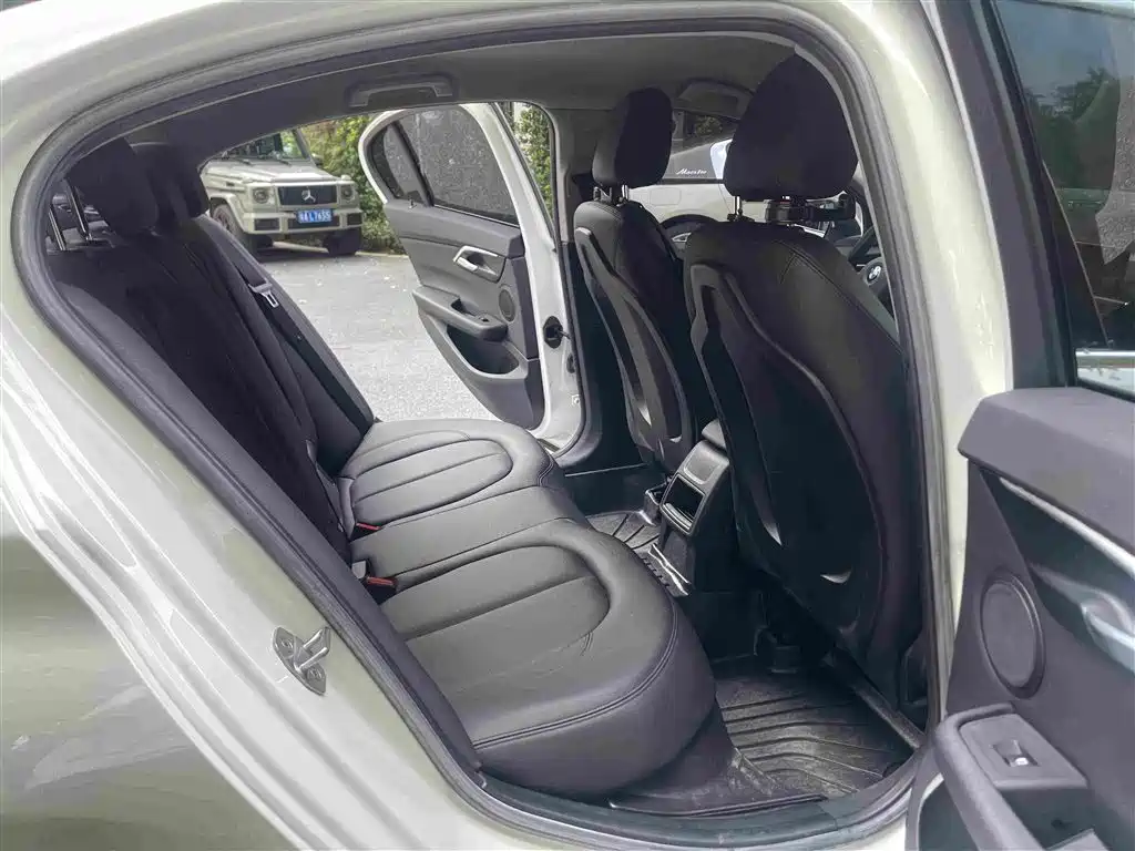 BMW 1 Series 2019 — фото 16