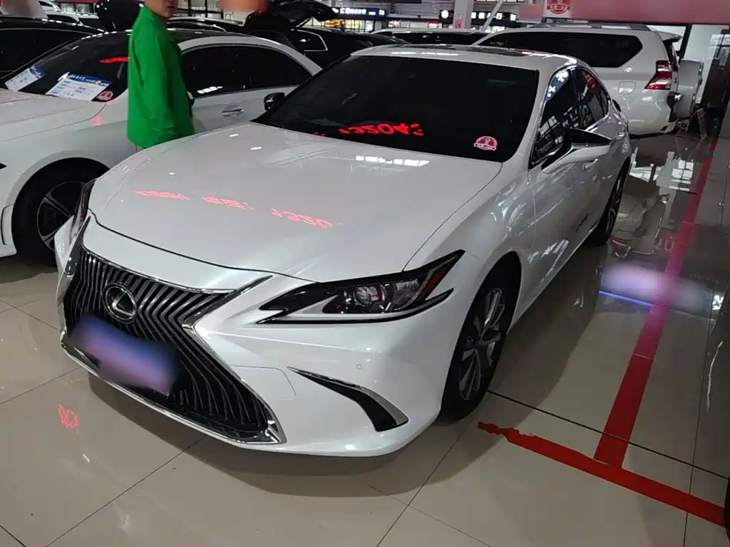 Lexus ES 2019 — фото 1