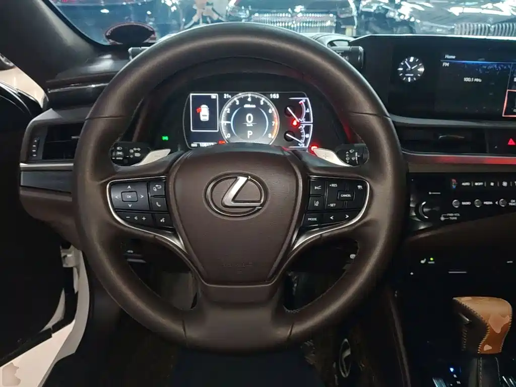 Lexus ES 2019 — фото 11
