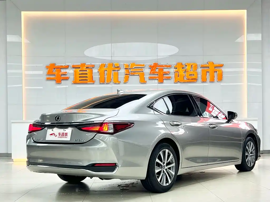 Lexus ES 2019