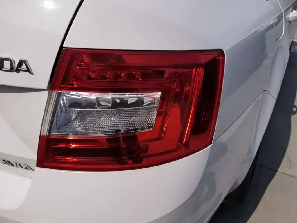 Skoda Octavia 2015 — фото 8