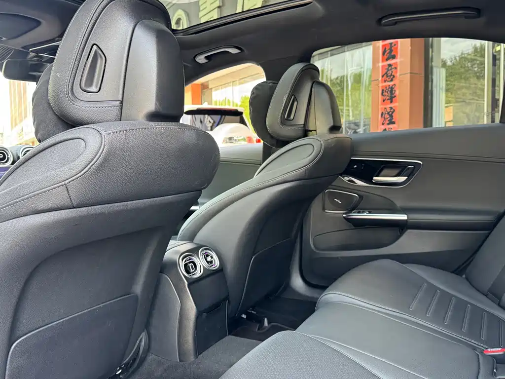 Mercedes-Benz C-Class 2024 — фото 10