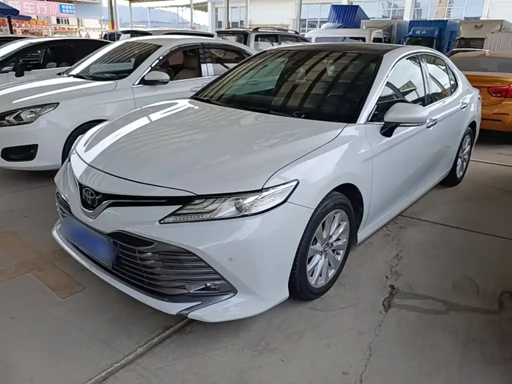 Toyota Camry 2019 — фото 1