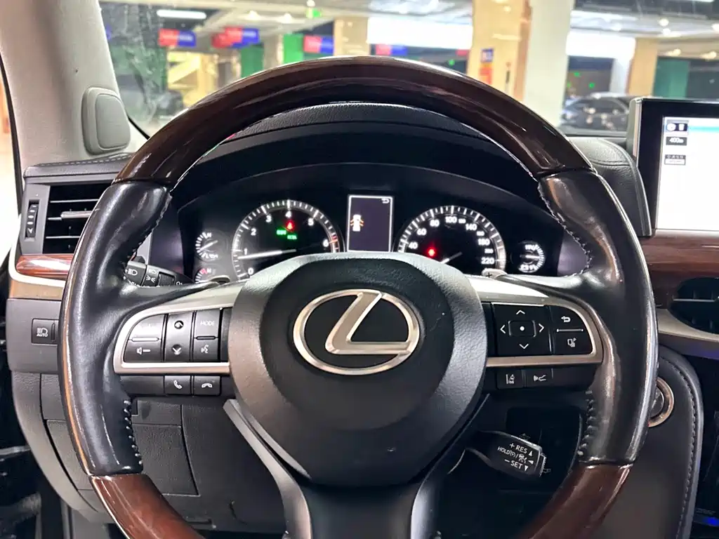 Lexus LX 2020 — фото 18