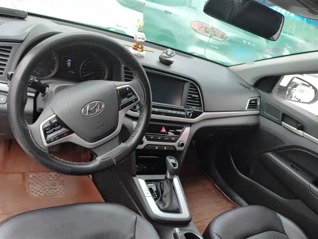 Hyundai Elantra 2018 — фото 12