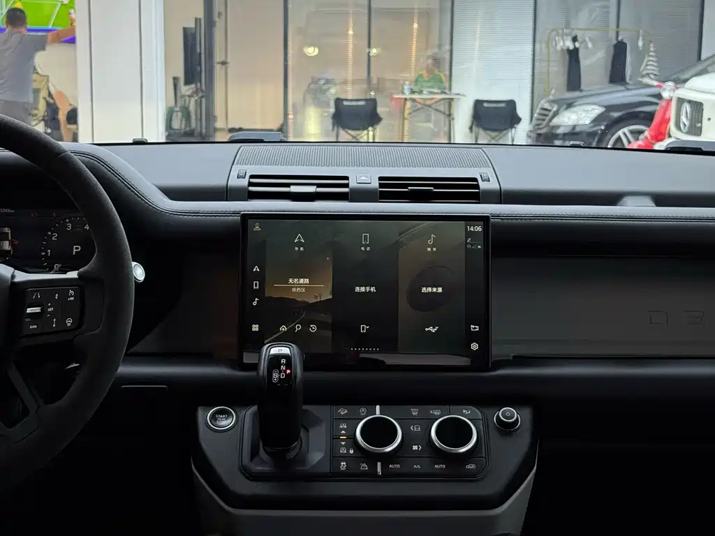 Land Rover Defender 2022 — фото 17