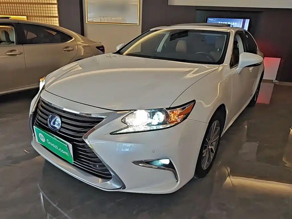 Lexus ES 2016 — фото 1