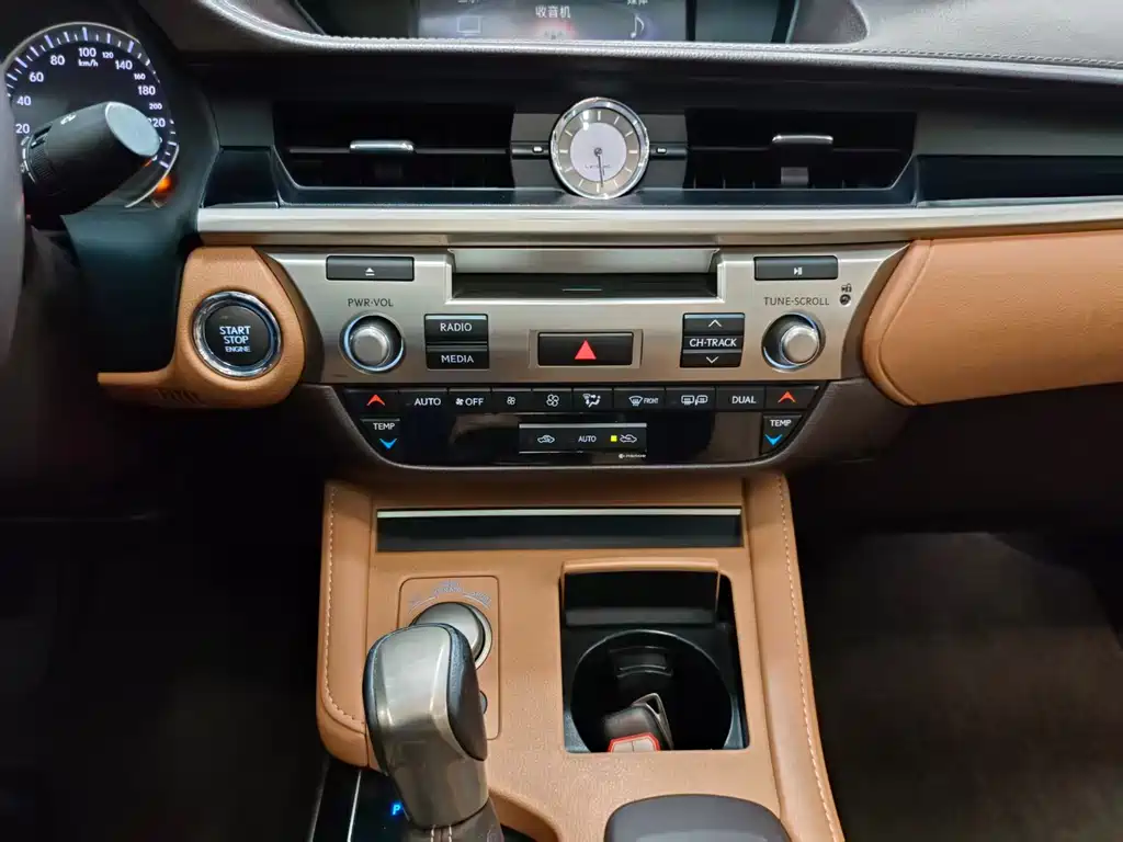 Lexus ES 2018 — фото 10