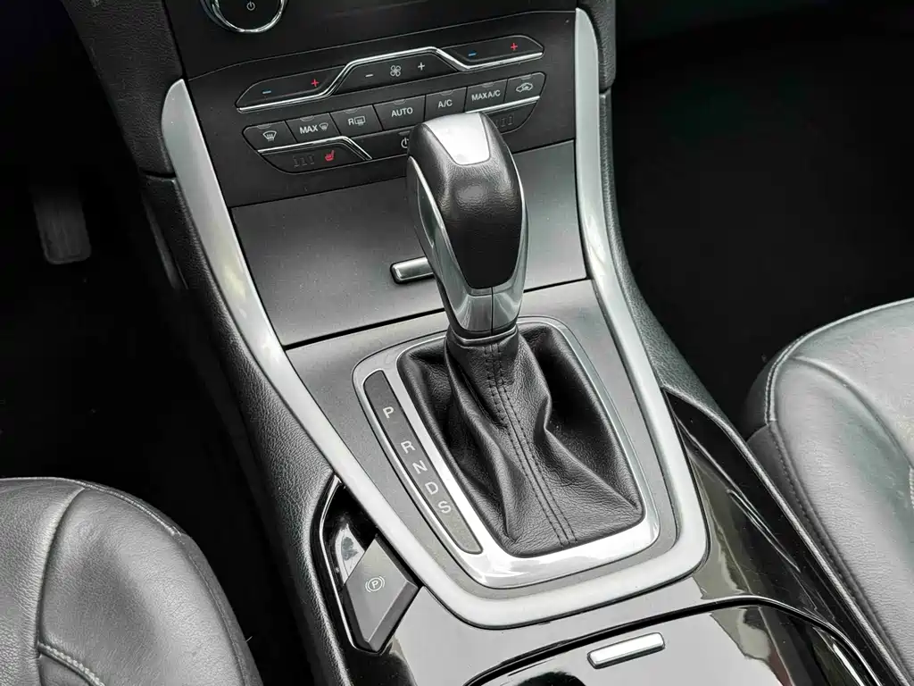 Ford Edge 2016 — фото 18