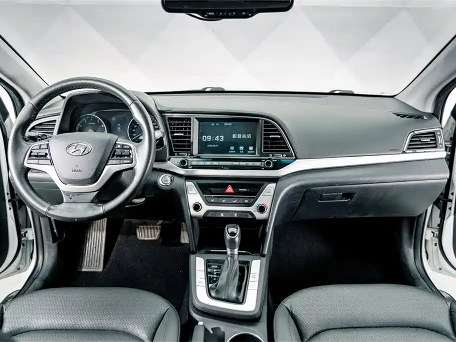 Hyundai Elantra 2018 — фото 10