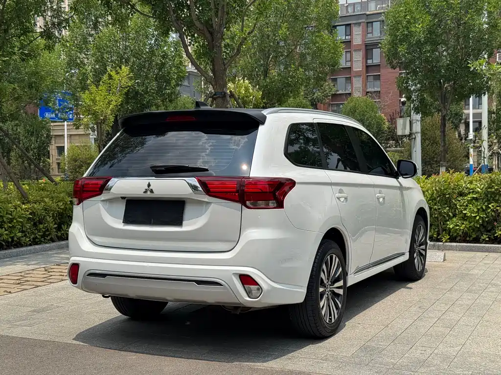 Mitsubishi Outlander 2022 — фото 7
