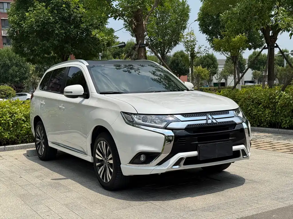 Mitsubishi Outlander 2022 — фото 3