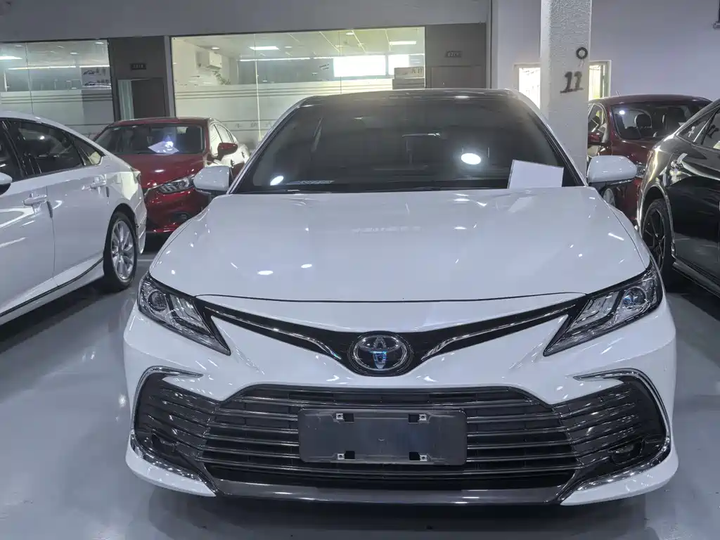 Toyota Camry 2023 — фото 2
