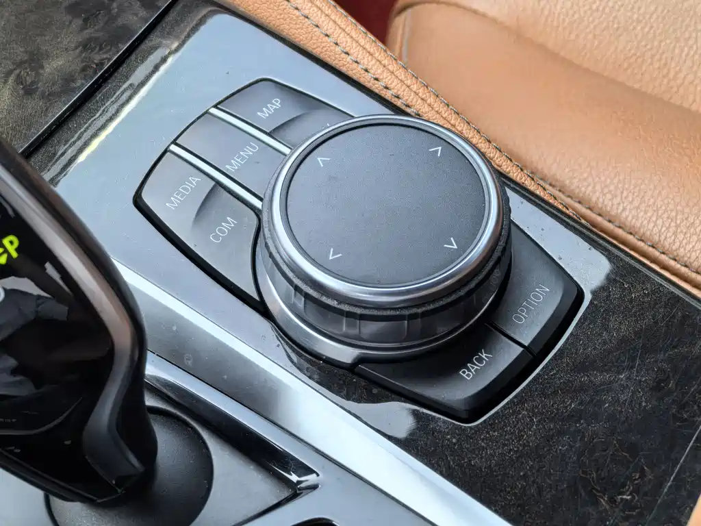 BMW 5 Series 2018 — фото 16