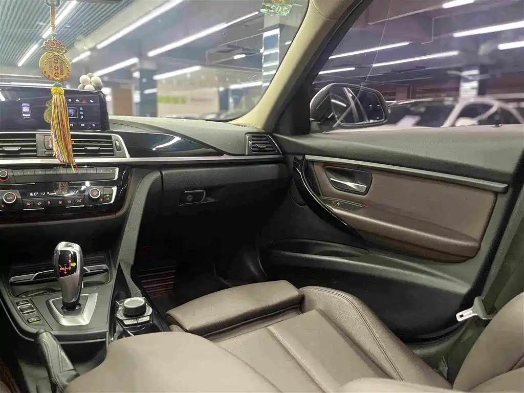 BMW 3 Series 2018 — фото 13