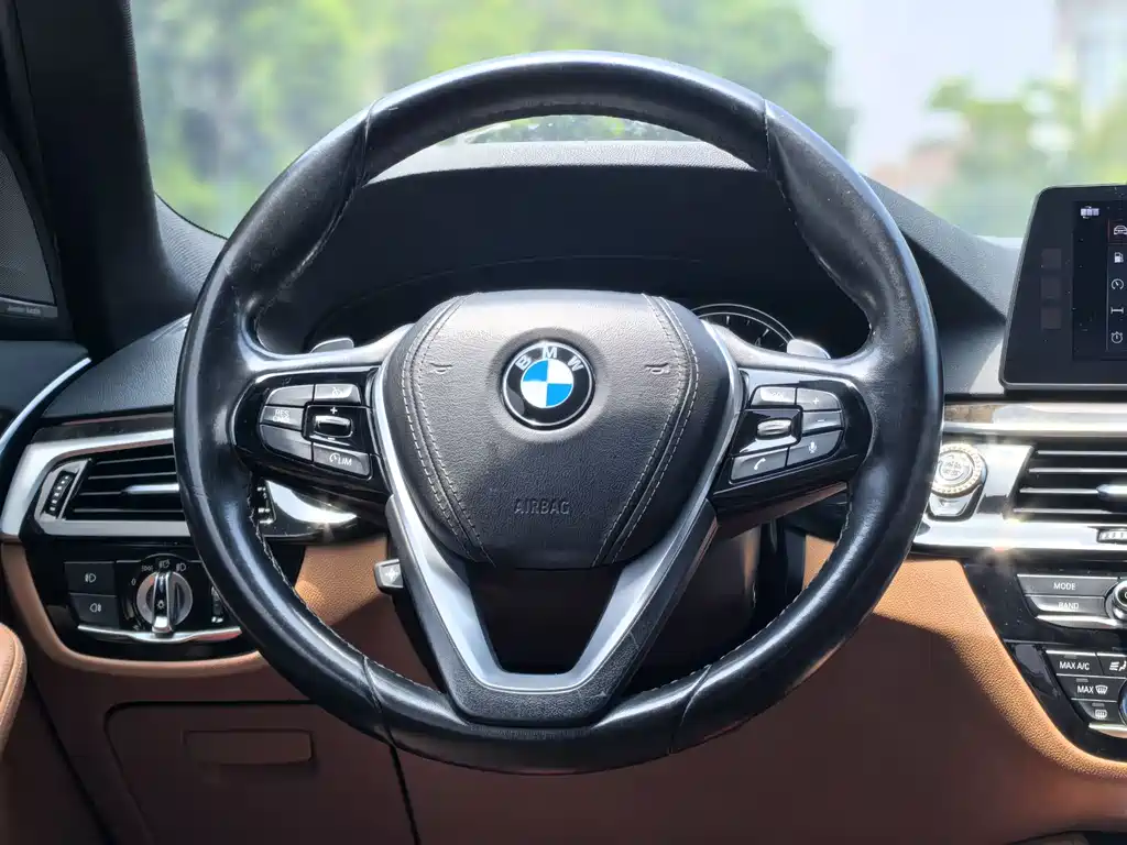 BMW 5 Series 2018 — фото 11