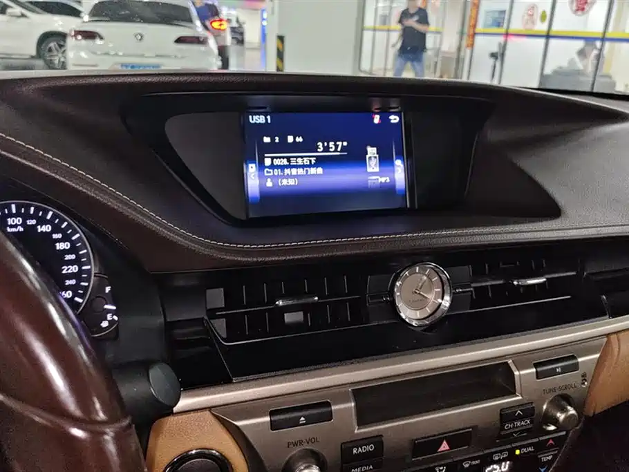 Lexus ES 2016 — фото 13