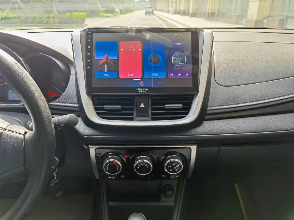 Toyota Yaris L 2019 — фото 12