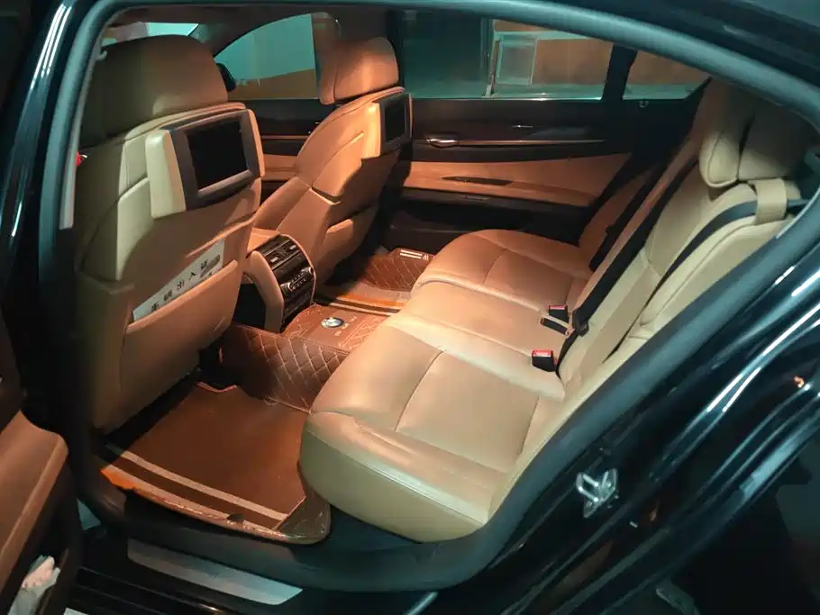 BMW 7 Series 2012 — фото 11