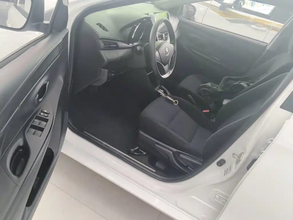 Toyota Yaris L 2019 — фото 16
