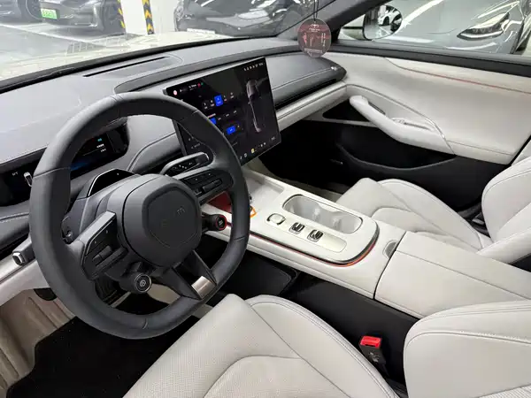 Xiaomi SU7 2024