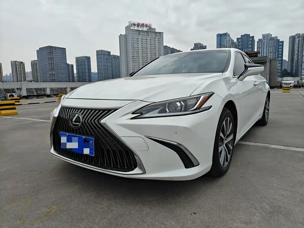 Lexus ES 2021 — фото 1